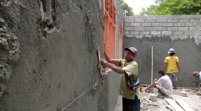 Satgas TMMD ke-123 dan Warga Gotong Royong Lakukan Pemlesteran Dinding SDN Lanaus