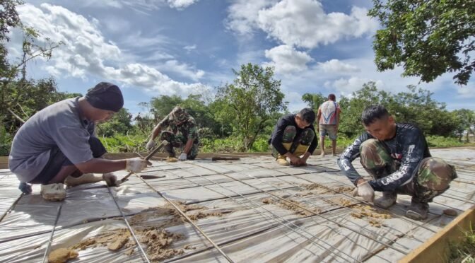 Bersama Warga,Satgas TMMD 123 Kodim 0907/Trk Rangkai Besi Cor Semenisasi Jalan