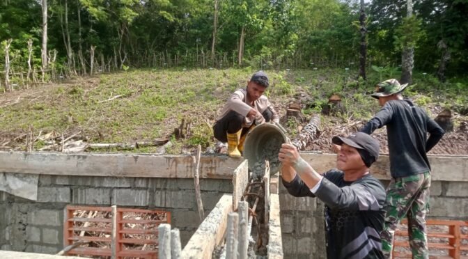 Satgas TMMD Kodim 1618/TTU Mulai Pengecoran Bagian Atas Ruang Kelas Baru di SDN Lanaus