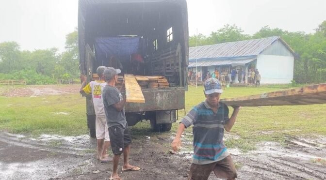 Satgas TMMD Ke-123 Kodim 1618/TTU Kembali Lakukan Penyortiran Material Untuk Pembangunan SDN Lanaus.