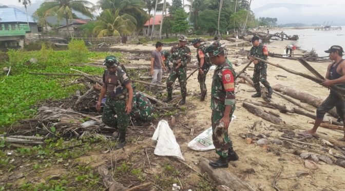 Babinsa Koramil 01/Lasolo Bersama Warga Lakukan Aksi Bersih Pantai Taipa