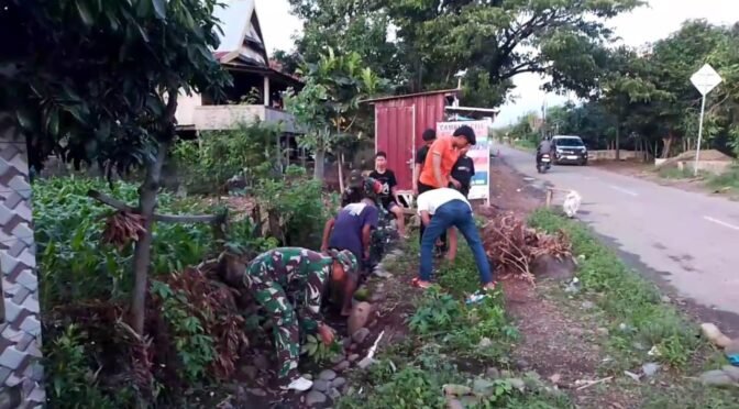 Optimalkan Saluran Air,, Babinsa Koramil 1425-04/Kelara Ajak Warga Pembersihan Lingkungan