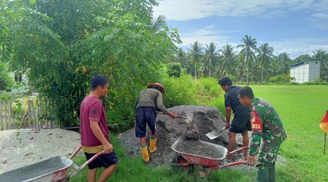 Anggota Koramil 1307-09/Poso Pesisir, Sertu Chairil Anwar, Bantu Warga Desa Tumora dalam Pengangkatan Material Rumah