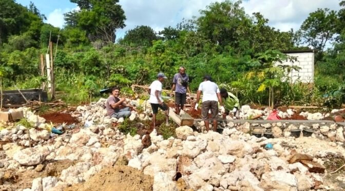 Hadir Sebagai Solusi, Babinsa Bersama Warga Gotong Royong Bangun Pondasi Rumah di Desa Oeltua