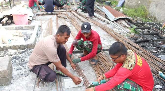 Satgas TMMD Kodim 1311/Morowali dan Warga Bergotong Royong Merakit Besi untuk Pembangunan Rumah