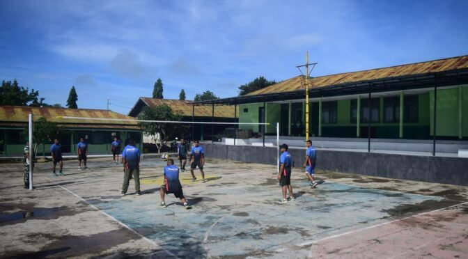 Jaga Kebugaran Tubuh Prajurit Kodim 1621 TTS Laksanakan Olahraga Pagi Di Sekitaran Kompleks Kodim 1621 TTS