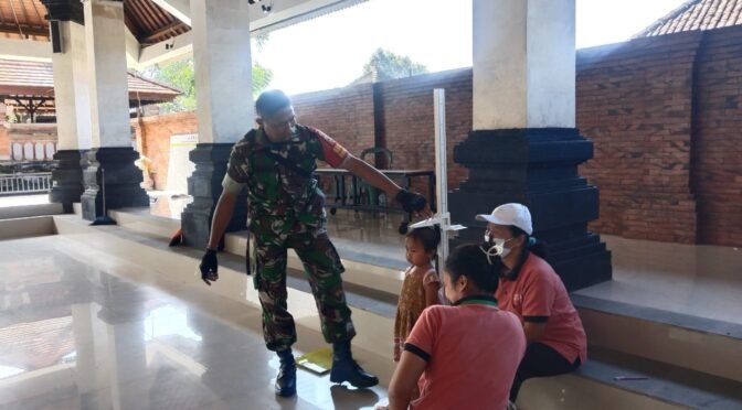 Cegah Dini Balita Stunting, Babinsa Koramil 02/Susut Dampingi Kegiatan Posyandu Dan Pemberian Vitamin dan Obat Cacing