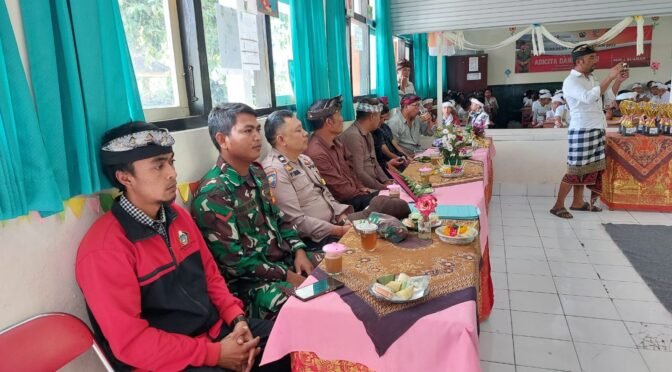 Banbinsa Koramil 04/Kintamani Hadiri Bulan Bahasa Bali Di Desa Buahan.