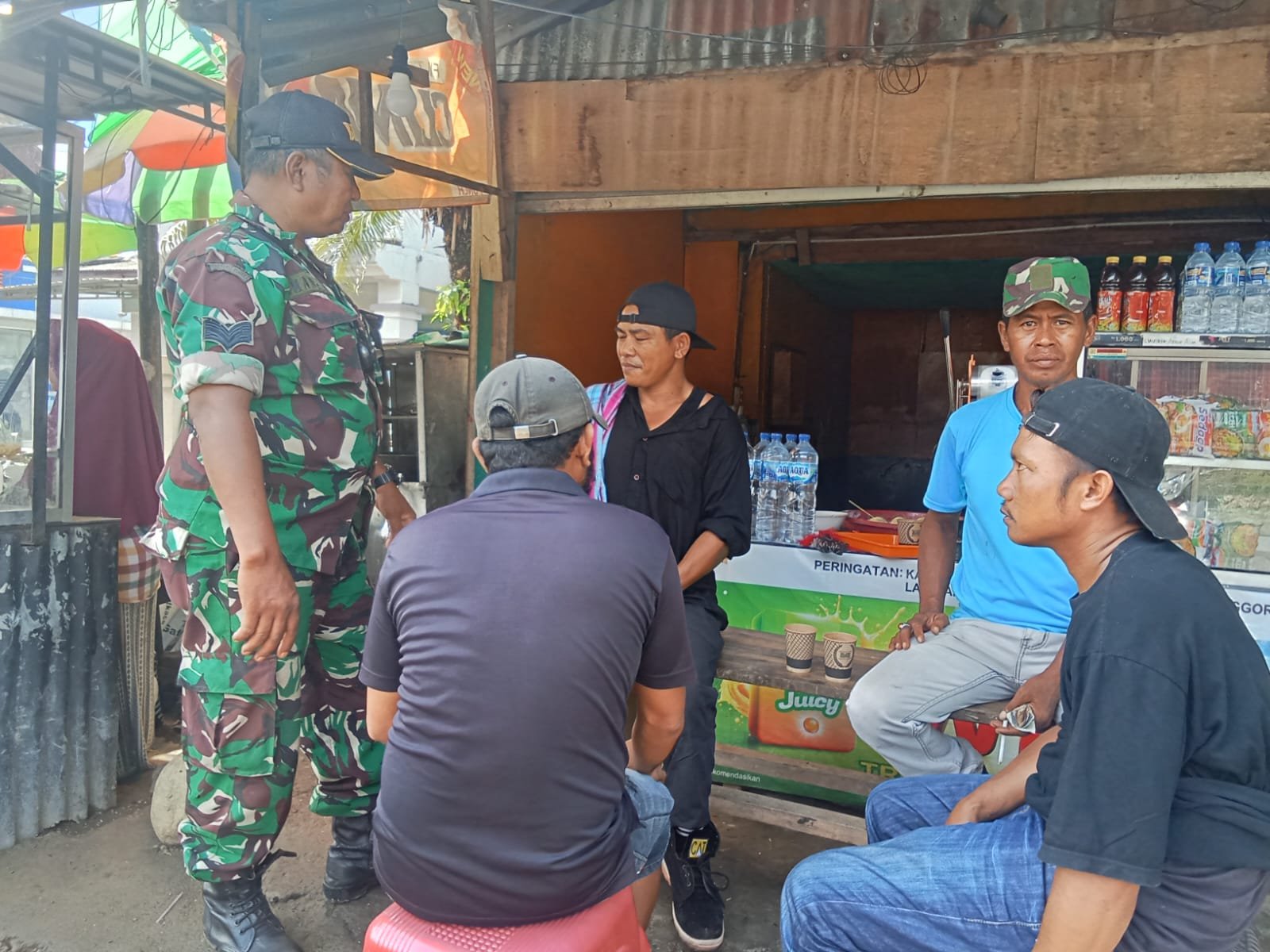 Sinergi TNI dan Warga: Babinsa Soriutu Tingkatkan Kamtibmas Melalui Komsos