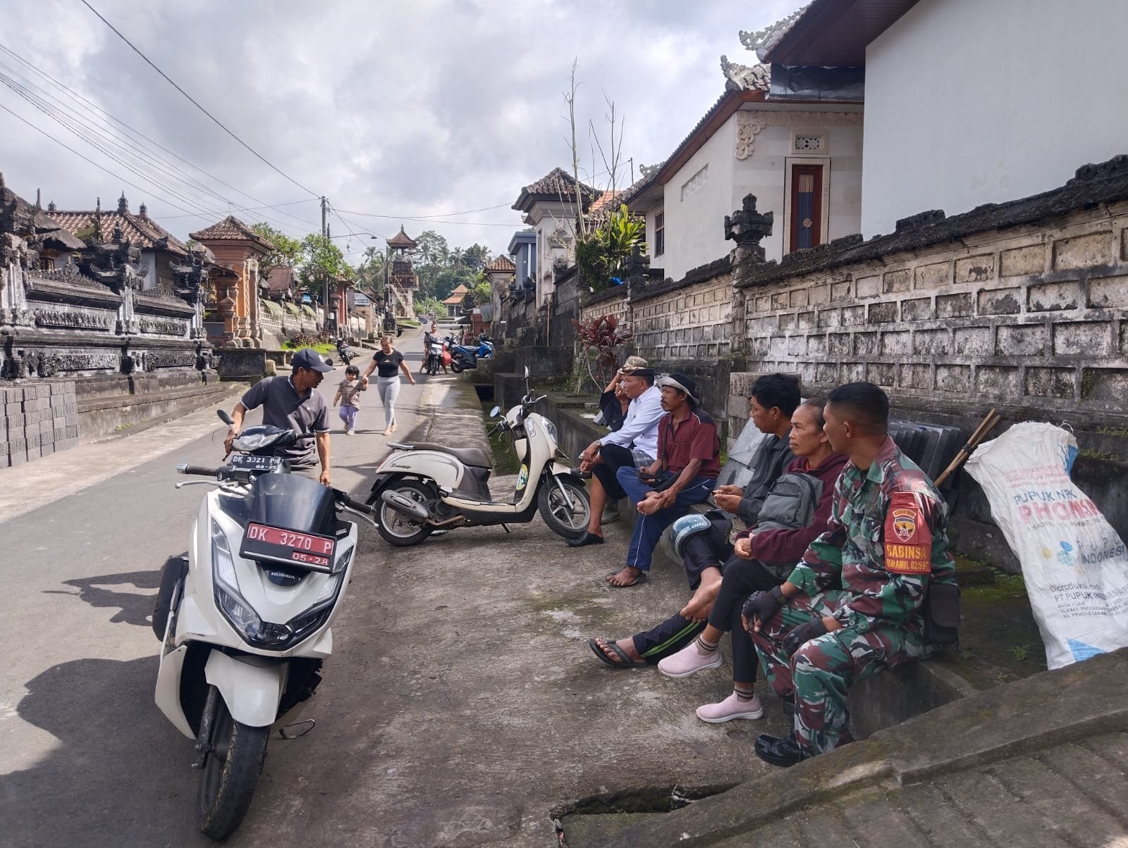 Babinsa Desa Pengiangan Gelar Kegiatan Komsos untuk Tingkatkan Kamtibmas