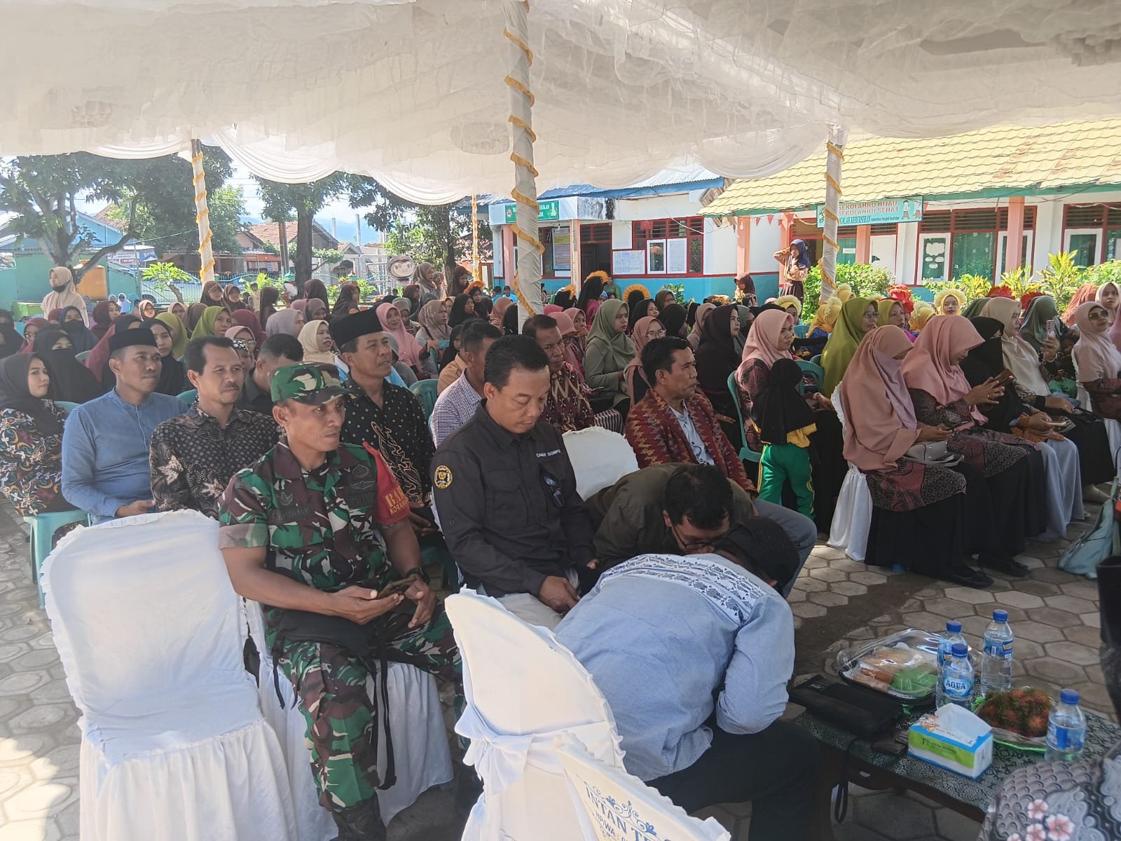 Dukungan TNI Terhadap Pendidikan: Babinsa Hadiri Pentas Kreatif di SDN 29 Dompu