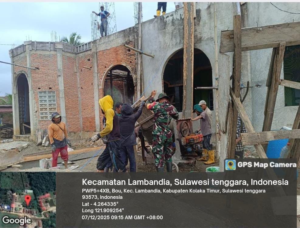 Babinsa Tirawuta Dukung Pembangunan Masjid Melalui Kerja Bakti Bersama Warga