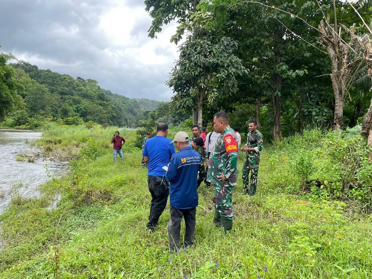 Dandim 1603/Sikka Tinjau Lokasi Pembangunan Jembatan Gantung Demi Akses Masyarakat