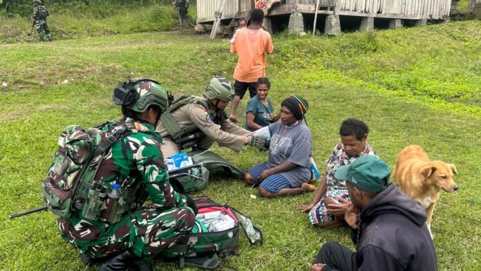 Pos Okpol Yonif 751/VJS dan Pos Brimob RRI menyusuri area kampung sambil berinteraksi langsung dengan masyarakat