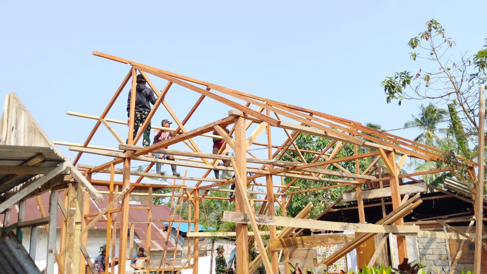 Pemasangan Rangka Atap RTLH Arianto Atan Tunjukkan Kemajuan Proyek TMMD