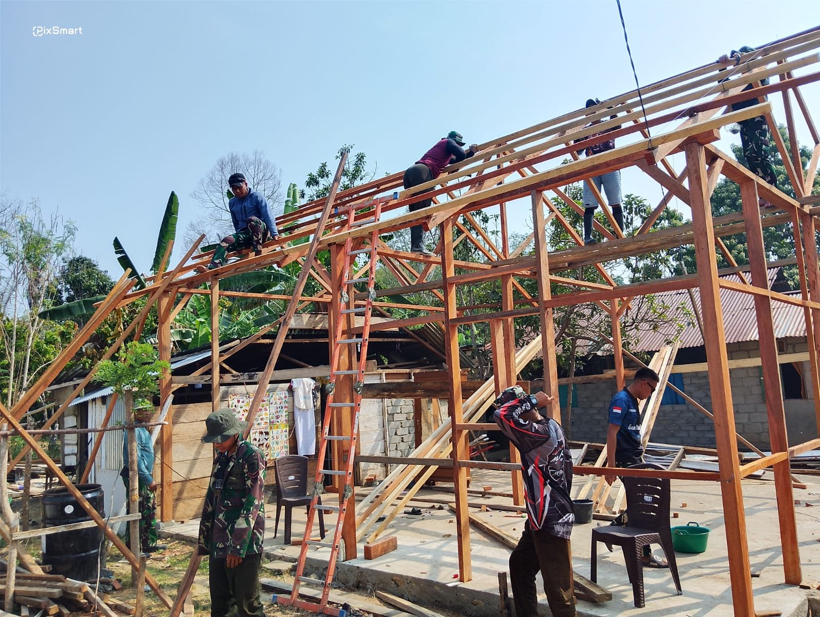 Kepedulian Satgas TMMD ke-130 Kodim 1307/Poso dalam Renovasi Rumah di Poso
